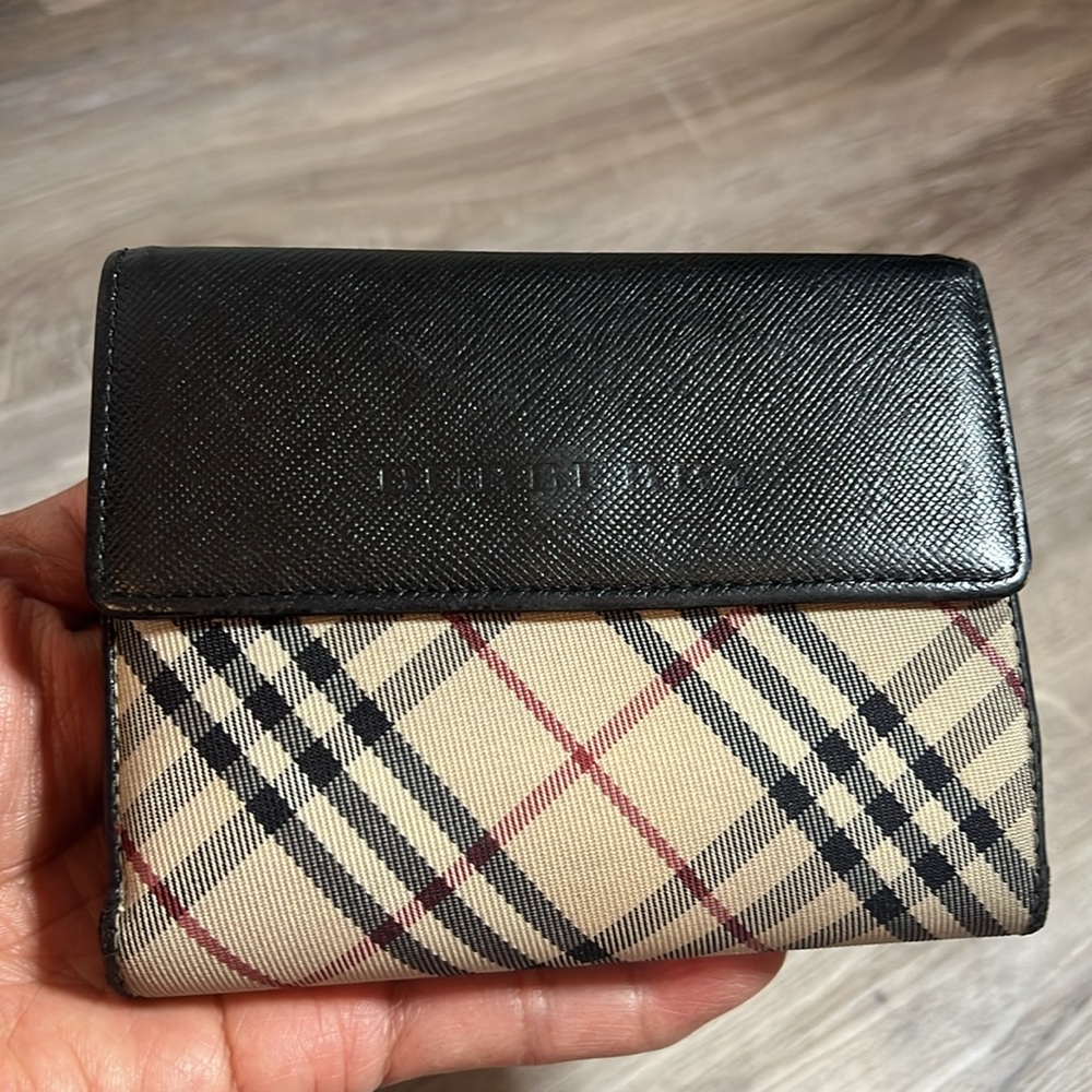 Pre loved Burberry wallet - Picture 3 of 10